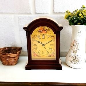NIB Vintage Look Grandmother Floral Pattern Farmhouse Quartz Clock Table Clock